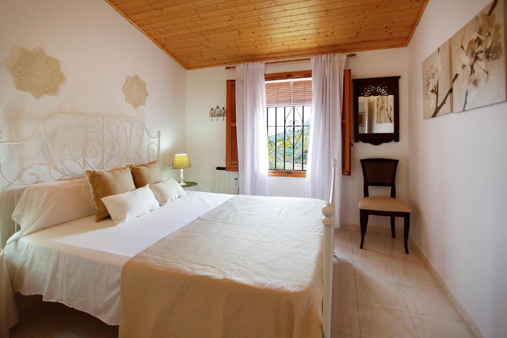 Segundo dormitorio con cama de forja y luz natural