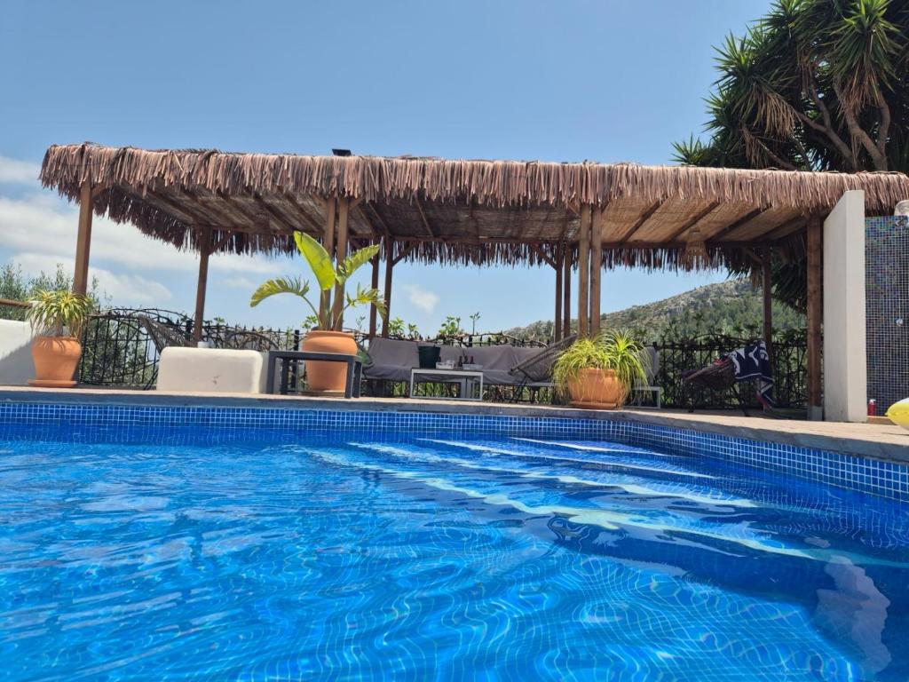 Piscina y pérgola de cañizo con vistas a la montaña